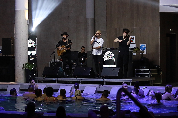 ellipsum éjszakai fürdőzés