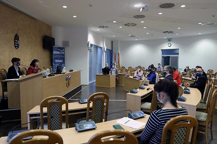 eselyegyenlosegi forum