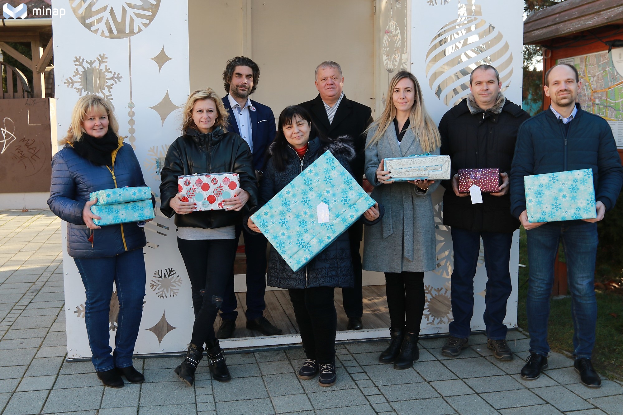 holding karácsonyi ajándék