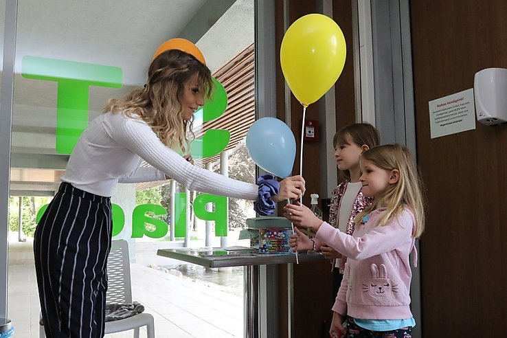 A komplexumban ajándékcsomaggal és változatos programokkal várták a legkisebbeket.
