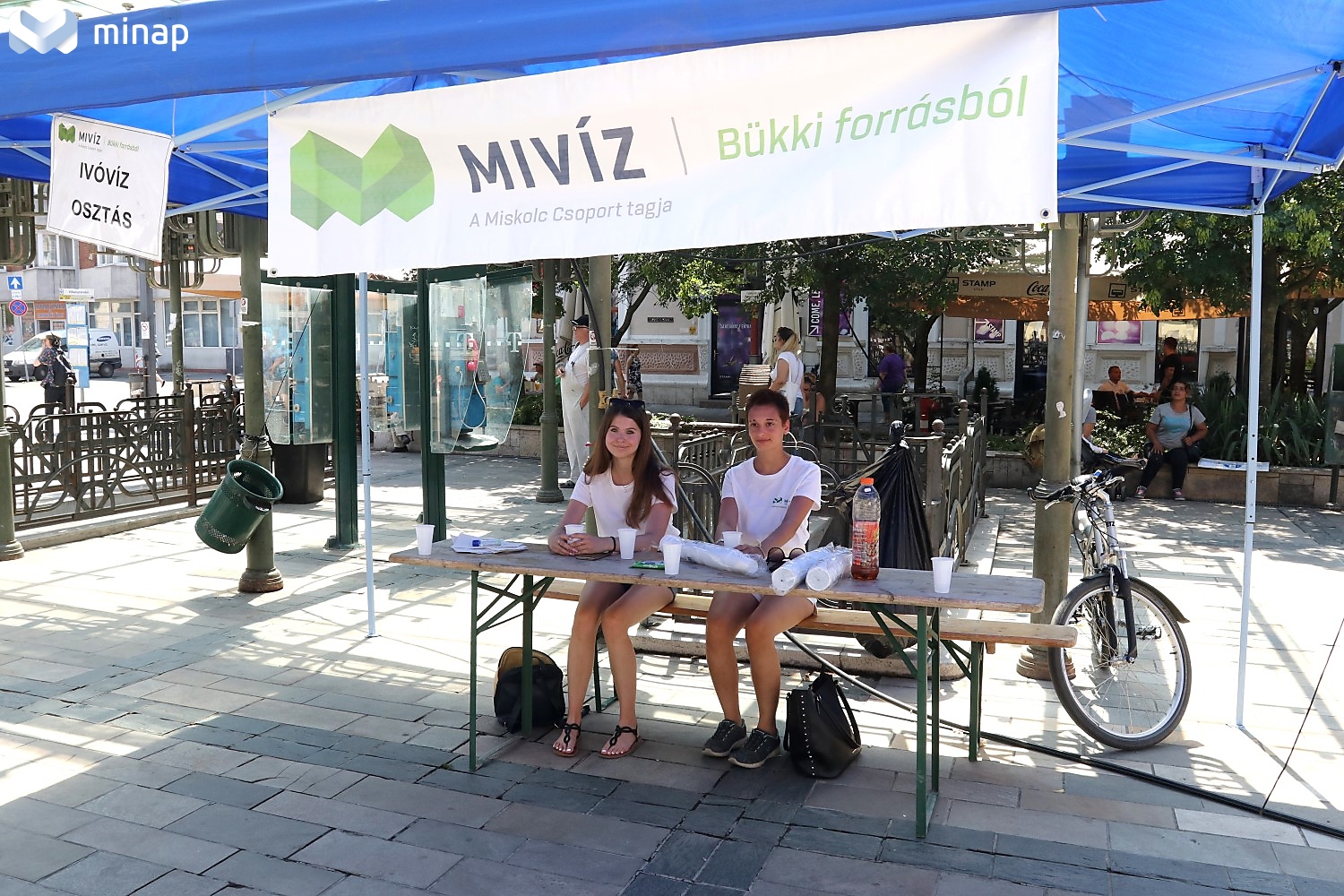 CSÜTÖRTÖKÖN ÉS PÉNTEKEN IS OSZTANAK VIZET MISKOLC TÖBB PONTJÁN