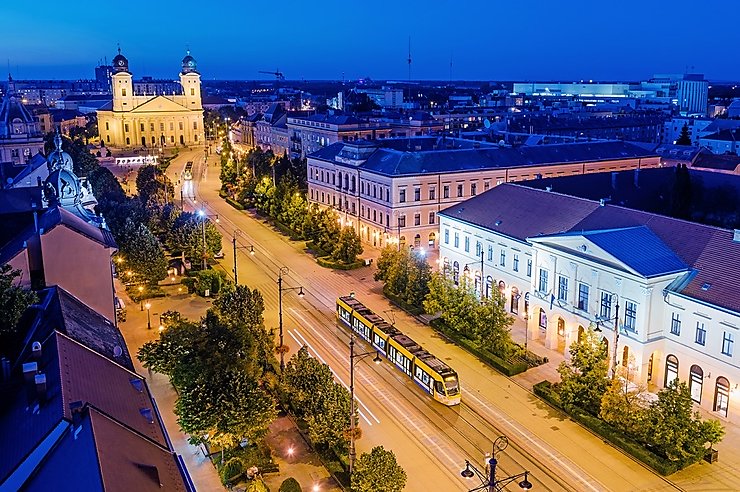 A debreceni Piac utca és a Kossuth tér a Nagytemplommal