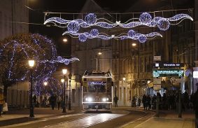 Kötöttpályán előzött – máris vezet az adventi villamosok versenyében a mézeskalács házikó