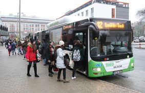 Ünnepi menetrend szerint közlekednek év végéig a buszok és a villamosok