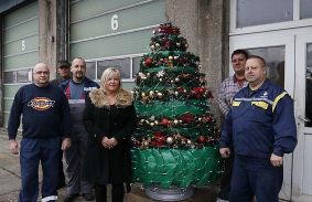 Karácsonyfa gumiabroncsokból