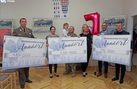 Átadták az összegyűlt adományokat Takács Anna családjának.