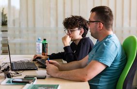 A KOCKA EL VAN VETVE – FIATALKORÚ INFORMATIKUSOK A MISKOLC HOLDINGBAN