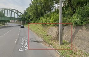 SZIVÁROG A VÍZ A CSABAI KAPUI VASÚTI FELÜLJÁRÓNÁL, A MIVÍZ DOLGOZIK A HIBAHELY BEHATÁROLÁSÁN