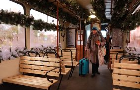SÉTÁLJON VIRTUÁLISAN A MESEERDŐ ADVENTI VILLAMOSON
