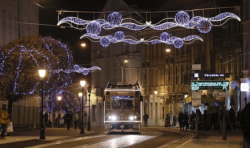Kötöttpályán előzött – máris vezet az adventi villamosok versenyében a mézeskalács házikó
