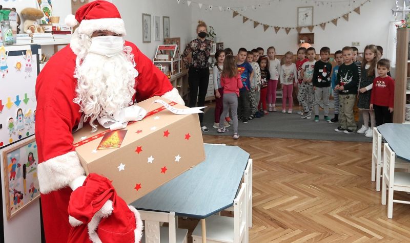 Megajándékozta a Mesevár Tagóvodát a MIHŐ Mikulása