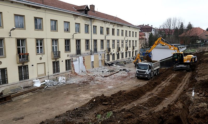 Dolgoznak a munkagépek: kívül-belül átalakul a múzeum