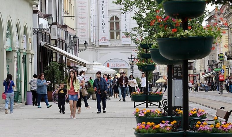 Színesek, szépek, és ismét díszei a sétálóutcának