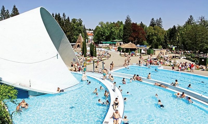 Hét hónap után újranyit a Barlangfürdő