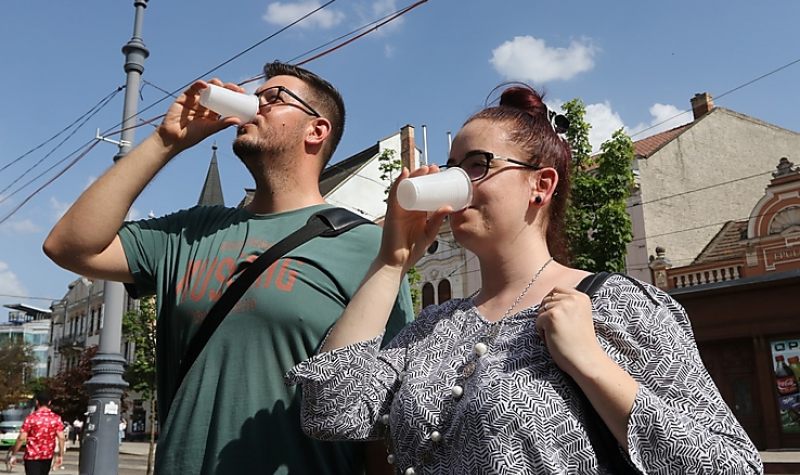 Harmadfokú hőségriadó – Vizet osztanak Miskolc több pontján is