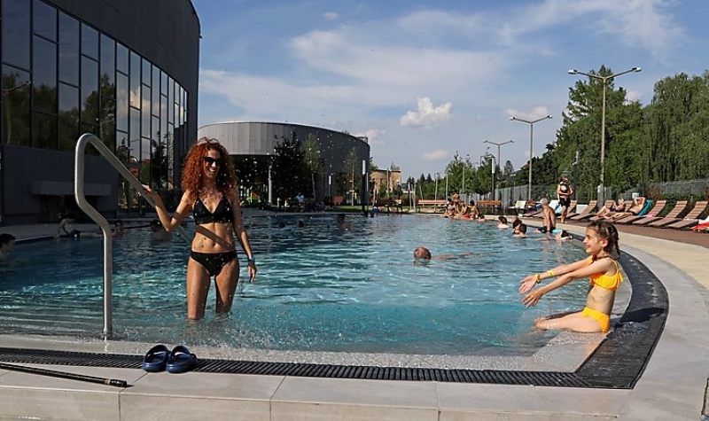 Sokan ünnepelték strandolással a korlátozások eltörlését