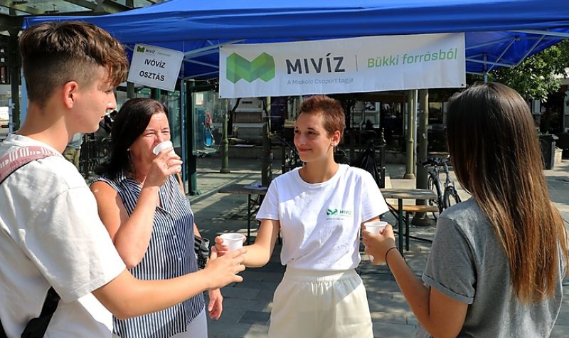 Csütörtökön és pénteken is osztanak vizet Miskolc több pontján