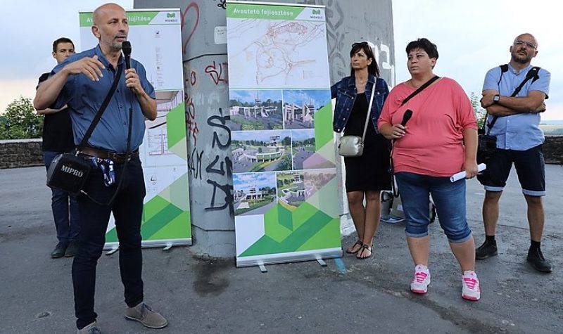 Fórum az Avastetőn. Mocsári László képe