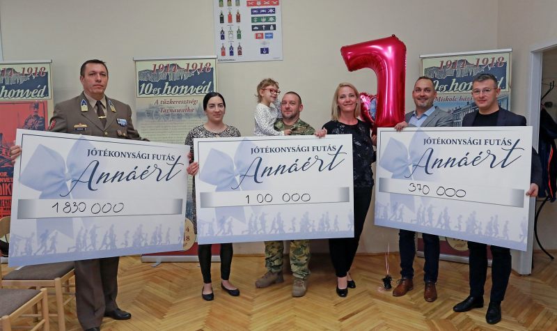 Átadták az összegyűlt adományokat Takács Anna családjának.