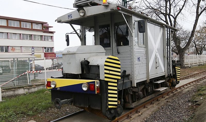 Villamosvezetők gyakorolnak a 111 éves hóseprőn