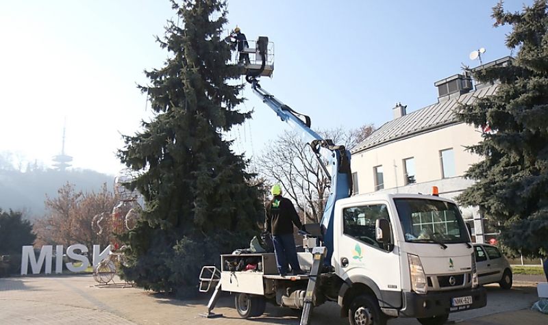 Ha óvatosan is, de újra a régi advent lesz Miskolcon