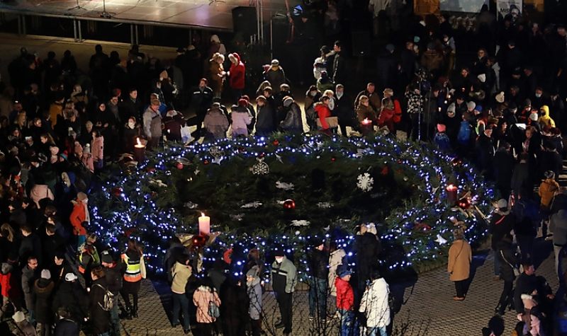 Négy gyertya fénye őrzi a Szent István teret