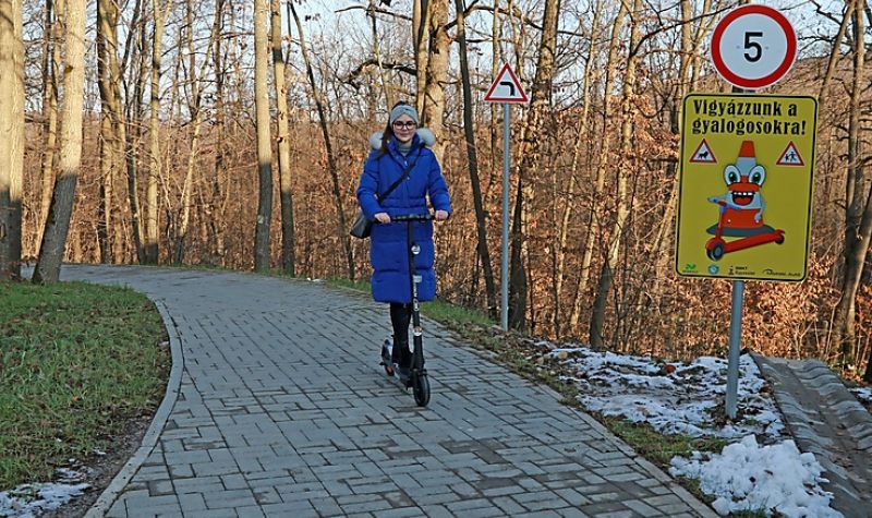 Már elektromos rollerrel is közlekedhetünk az állatkertben