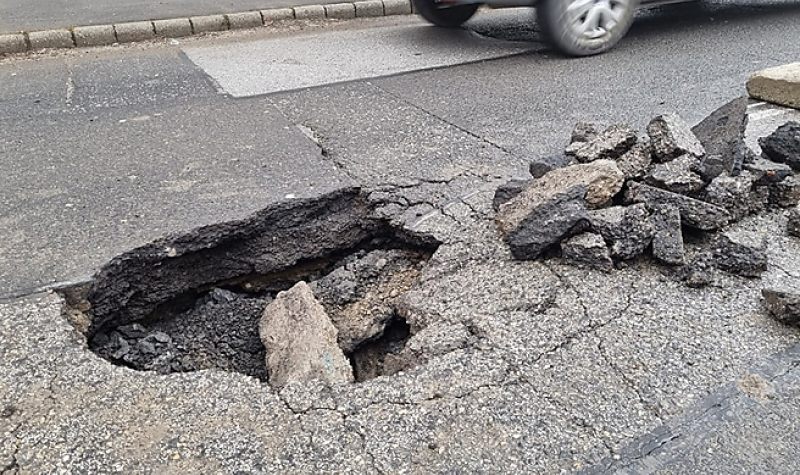 Beszakadt az aszfalt a Kis-Hunyadon, javítják, de terelni kell a forgalmat