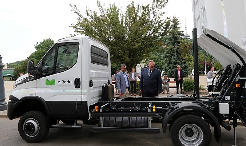 Kisebbek, de ügyesebbek: új hulladékgyűjtő járművek a terepen
