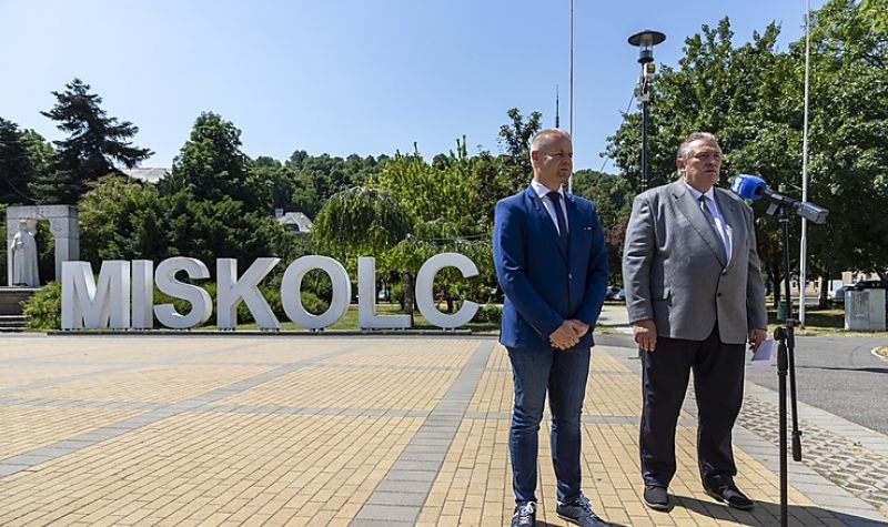 A CSALÁDOKAT SEGÍTŐ, JELENTŐS KÖNNYÍTÉSEKET JELENTETTEK BE A MISKOLCI KÖZÖSSÉGI KÖZLEKEDÉSBEN