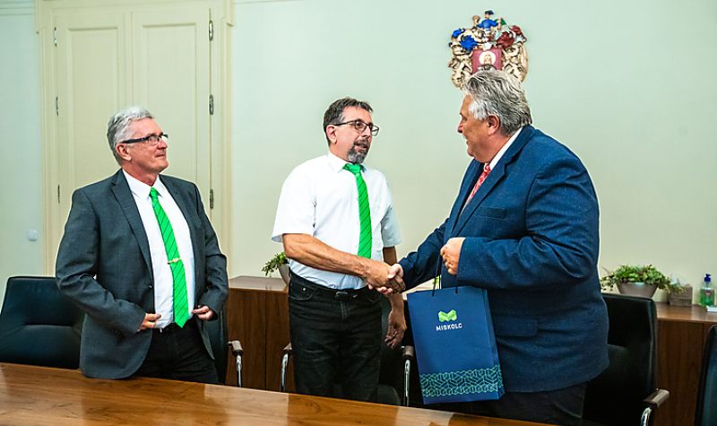ELISMERÉS ILLETI ŐKET - A VÁROS VEZETŐJE IS KÖSZÖNTÖTTE AZ MVK DÍJAZOTT DOLGOZÓIT