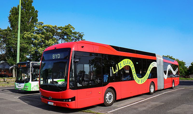 PIROS BYD CSUKLÓS AUTÓBUSZT TESZTEL AZ MVK MISKOLC UTCÁIN