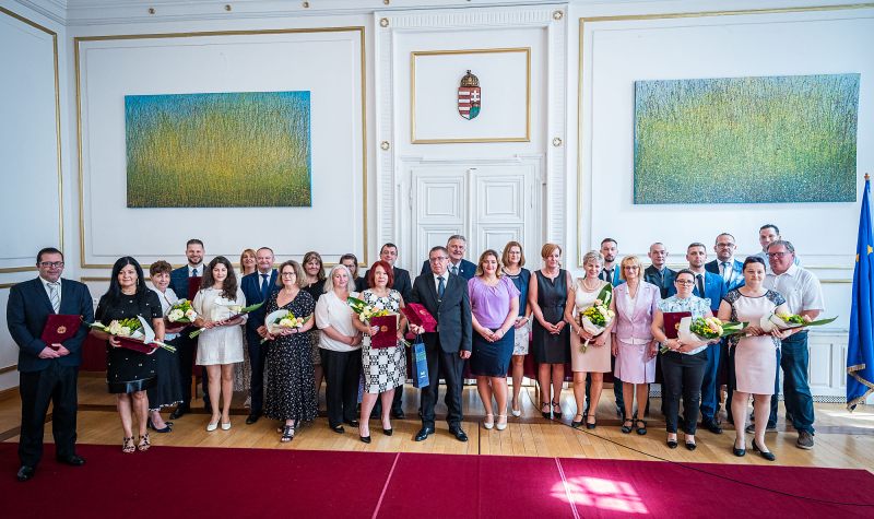 ELISMERÉSEKKEL JUTALMAZTÁK AZ ÖNKORMÁNYZATI DOLGOZÓKAT